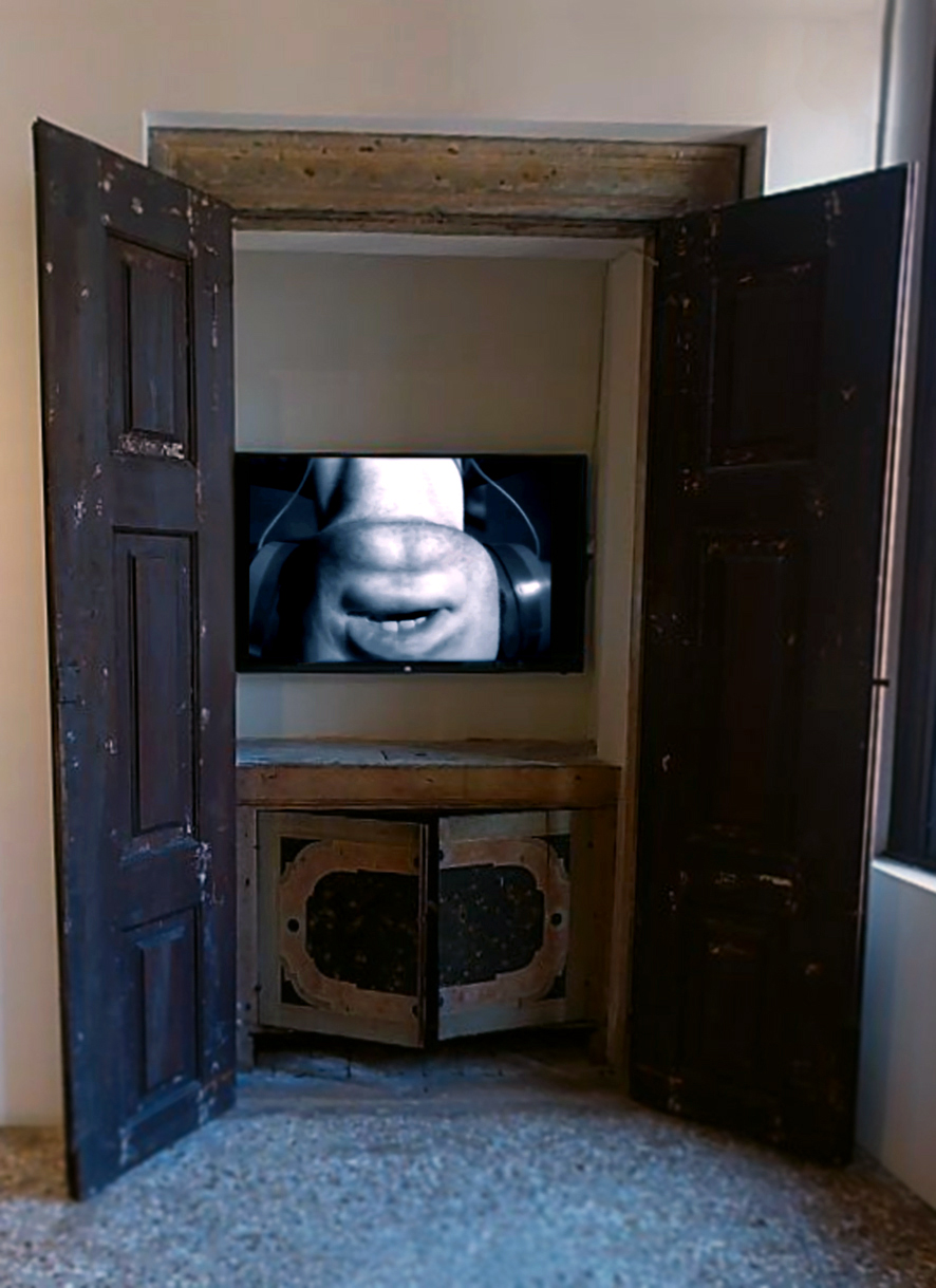Bruce Naumann. Exhibition view of the video Lip Sync (1969) at the III Venice International Performance Art Week. Photograph by VestAndPage.